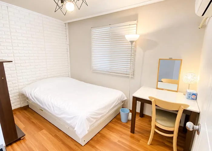 Aroha Station Hostel *